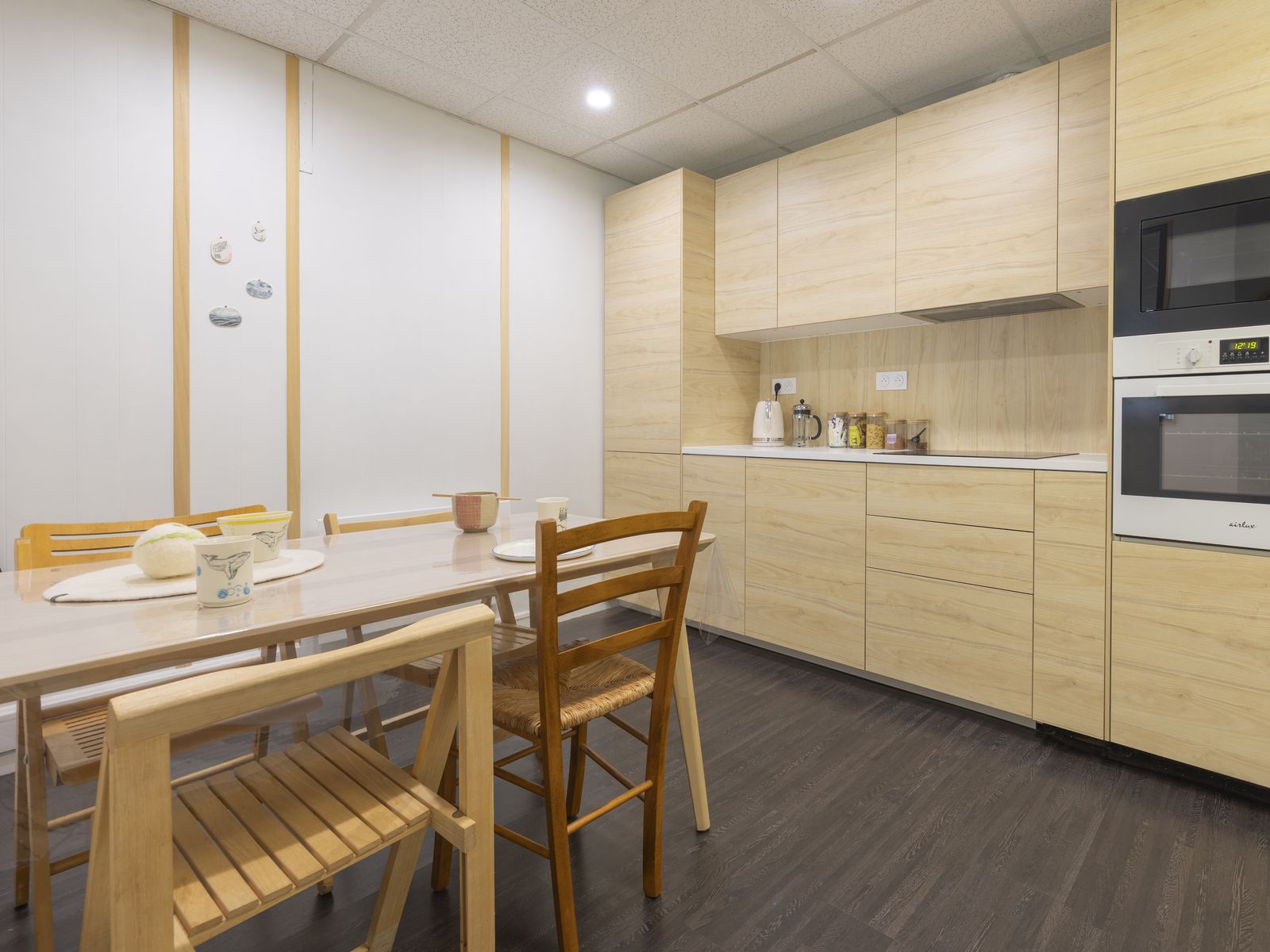 La cuisine équipée et sa table, séparée de la salle de pratique